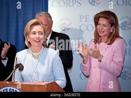 15. September 1998 – Washington, DC, USA – First Lady Hillary Rodham Clinton spricht bei der Einweihung des Friedenskorps-Hauptquartiers am 15. September 1998 in Washington, DC. Ihre Majestät Königin Noor von Jordanien und Sargent Shriver stehen mit der First Lady auf der Bühne. (Bild: © Richard Ellis/ZUMAPRESS.com) Stockfoto