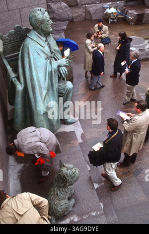 2. September 2011 - Washington, DC, USA - Eine Gruppe von Menschen studiert die Statue von Präsident Franklin D. Roosevelt am 23. April 1997 in Washington, DC. Die Statue zeigt einen verhüllten Roosevelt, der von Polio im Rollstuhl verkrüppelt wurde. (Bild: © Richard Ellis/ZUMAPRESS.com) Stockfoto