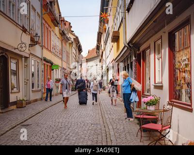 Erfurt, Deutschland - 21. Mai 2023: Gasse auf der Kaufmannbrücke, Kraemerbrücke in Erfurt. Sie wurde 1325 erbaut. Die einzige Brücke nördlich der Alpen, die komplett mit Häusern überbaut ist Stockfoto