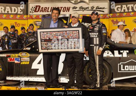 DARLINGTON, SC – 12. MAI 2012: Jimmie Johnson (48) hält Denny Hamlin und den Rest des Feldes im Bojangles Southern 500 auf dem Darlington Raceway in Darlington, SC, vor. Dieser Sieg ist der 200. Sieg für Hendrick Motorsports (Bild: © ASP/Cal Sport Media/ZUMAPRESS.com) Stockfoto