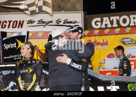 DARLINGTON, SC – 12. MAI 2012: Jimmie Johnson (48) hält Denny Hamlin und den Rest des Feldes im Bojangles Southern 500 auf dem Darlington Raceway in Darlington, SC, vor. Dieser Sieg ist der 200. Sieg für Hendrick Motorsports (Bild: © ASP/Cal Sport Media/ZUMAPRESS.com) Stockfoto