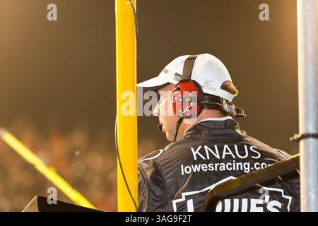 DARLINGTON, SC – 12. MAI 2012: Jimmie Johnson (48) hält Denny Hamlin und den Rest des Feldes im Bojangles Southern 500 auf dem Darlington Raceway in Darlington, SC, vor. Dieser Sieg ist der 200. Sieg für Hendrick Motorsports (Bild: © ASP/Cal Sport Media/ZUMAPRESS.com) Stockfoto