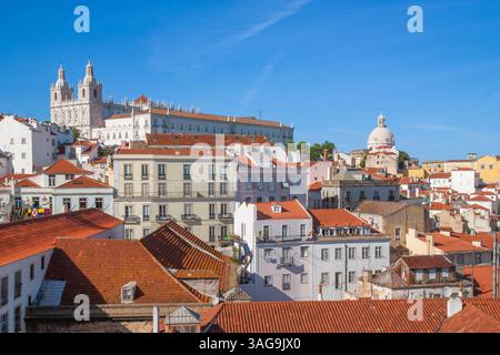 Blick auf die Dächer der Touristenattraktionen und die Skyline des Alfama-Viertels, des ältesten Viertels von Lissabon in Portugal Stockfoto