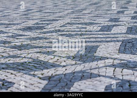Typisch portugiesisches Pflastersteinpflaster. Stockfoto