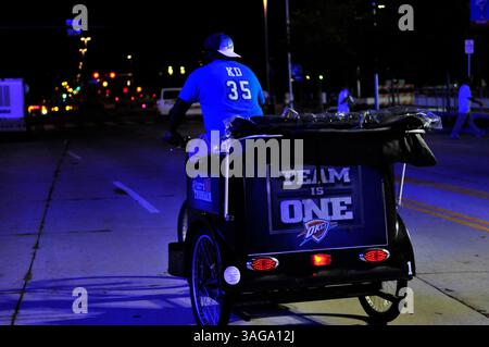 6. Juni 2012 - Oklahoma City, Oklahoma, USA - Ein Pedicab-Fahrer wartet darauf, Oklahoma City Thunder Fans Fahrten außerhalb der Chesapeake Arena in der Innenstadt von Oklahoma City zu ermöglichen. Die Thunder besiegten die Spurs 107-99 im fünften Spiel der Western Conference Finals. (Bild: © Nick Oxford/ZUMAPRESS.com) Stockfoto