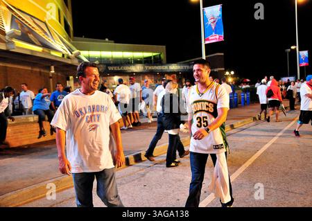 Juni 2012: Oklahoma City, Oklahoma, USA: Ein Oklahoma City Thunder Fan lacht einen Freund aus, der ein altes Kevin Durant Trikot trug. Die Thunder besiegten die Spurs 107-99 im fünften Spiel der Western Conference Finals. (Bild: © Nick Oxford/ZUMAPRESS.com) Stockfoto
