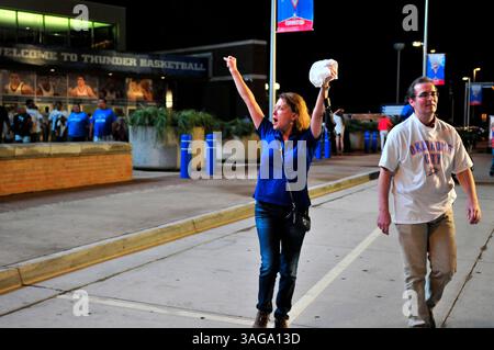 6. Juni 2012: Oklahoma City, Oklahoma, USA - Oklahoma City Thunder Fans feiern außerhalb der Arena, nachdem The Thunder die Spurs 107-99 im fünften Spiel der Western Conference besiegte. (Bild: © Nick Oxford/ZUMAPRESS.com) Stockfoto