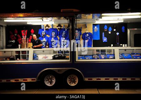 6. Juni 2012: Oklahoma City, Oklahoma, USA: Bryan Draper wartet darauf, dass das Oklahoma City Thunder-Spiel in seinem Merchandise-Trailer in der Innenstadt von Oklahoma City endet. Die Thunder besiegten die Spurs 107-99 im fünften Spiel der Western Conference Finals. (Bild: © Nick Oxford/ZUMAPRESS.com) Stockfoto