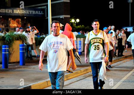 6. Juni 2012: Oklahoma City, Oklahoma, USA, während die meisten Fans der Oklahoma City Thunder die bereitgestellten T-Shirts trugen, entschied man sich für ein altes Kevin Durant SuperSonics Trikot. Die Thunder besiegten die Spurs 107-99 im fünften Spiel der Western Conference Finals. (Bild: © Nick Oxford/ZUMAPRESS.com) Stockfoto