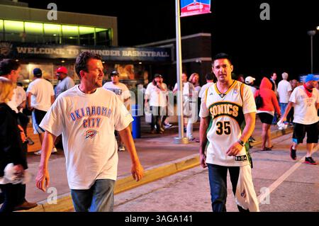 6. Juni 2012: Oklahoma City, Oklahoma, USA, während die meisten Fans der Oklahoma City Thunder die bereitgestellten T-Shirts trugen, entschied man sich für ein altes Kevin Durant SuperSonics Trikot. Die Thunder besiegten die Spurs 107-99 im fünften Spiel der Western Conference Finals. (Bild: © Nick Oxford/ZUMAPRESS.com) Stockfoto