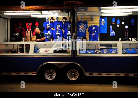 6. Juni 2012: Oklahoma City, Oklahoma, USA: Bryan Draper wartet darauf, dass das Oklahoma City Thunder-Spiel in seinem Merchandise-Trailer in der Innenstadt von Oklahoma City endet. Die Thunder besiegten die Spurs 107-99 im fünften Spiel der Western Conference Finals. (Bild: © Nick Oxford/ZUMAPRESS.com) Stockfoto
