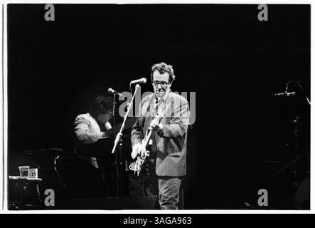 ELVIS COSTELLO, GLASTONBURY FESTIVAL, 1994: Elvis Costello und die Attraktionen spielen live auf der Pyramid Stage beim Glastonbury Festival, England, 25. Juni 1994. Das Datum wurde als das letzte Festivaldatum in Großbritannien angekündigt. Foto: Rob Watkins. INFO: Elvis Costello ist ein englischer Singer-Songwriter und Musiker, der für seinen scharfen Witz und seine genreübergreifende Musik gefeiert wird. Mit der Punk- und New Wave-Bewegung in den späten 1970er Jahren haben Hits wie „Alison“ und „My AIM Is True“ seinen legendären Status gestärkt. Stockfoto
