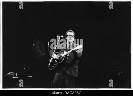 ELVIS COSTELLO, GLASTONBURY FESTIVAL, 1994: Elvis Costello und die Attraktionen spielen live auf der Pyramid Stage beim Glastonbury Festival, England, 25. Juni 1994. Das Datum wurde als das letzte Festivaldatum in Großbritannien angekündigt. Foto: Rob Watkins. INFO: Elvis Costello ist ein englischer Singer-Songwriter und Musiker, der für seinen scharfen Witz und seine genreübergreifende Musik gefeiert wird. Mit der Punk- und New Wave-Bewegung in den späten 1970er Jahren haben Hits wie „Alison“ und „My AIM Is True“ seinen legendären Status gestärkt. Stockfoto