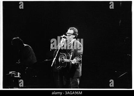 ELVIS COSTELLO, GLASTONBURY FESTIVAL, 1994: Elvis Costello und die Attraktionen spielen live auf der Pyramid Stage beim Glastonbury Festival, England, 25. Juni 1994. Das Datum wurde als das letzte Festivaldatum in Großbritannien angekündigt. Foto: Rob Watkins. INFO: Elvis Costello ist ein englischer Singer-Songwriter und Musiker, der für seinen scharfen Witz und seine genreübergreifende Musik gefeiert wird. Mit der Punk- und New Wave-Bewegung in den späten 1970er Jahren haben Hits wie „Alison“ und „My AIM Is True“ seinen legendären Status gestärkt. Stockfoto