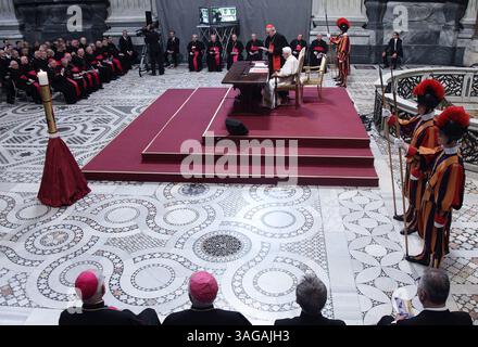 11. Juni 2012 – Rom, Italien – Papst BENEDIKT XVI. Eröffnete den kirchlichen Konvent der Diözese rom in der Johanniskirche in Laterano. (Bild: © Evandro Inetti/ZUMAPRESS.com) Stockfoto