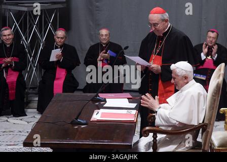 11. Juni 2012 – Rom, Italien – Papst BENEDIKT XVI. Eröffnete den kirchlichen Konvent der Diözese rom in der Johanniskirche in Laterano. (Bild: © Evandro Inetti/ZUMAPRESS.com) Stockfoto