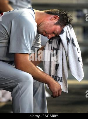 20. Juni 2012 – Chicago, IL, USA – Chicago Cubs Starting Pitcher Randy Wells (36) reagiert im Dugout, nachdem er am Mittwoch, den 20. Juni 2012, im vierten Inning gegen die Chicago White Sox aus dem Spiel gezogen wurde. (Bild: © Chris Sweda/Chicago Tribune/MCT/ZUMAPRESS.com) Stockfoto