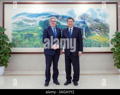 Peking, China. April 2025. He Lifeng, Mitglied des Politbüros des Zentralkomitees der Kommunistischen Partei Chinas und Direktor des Büros der Zentralkommission für Finanz- und Wirtschaftsangelegenheiten, trifft sich am 8. April 2025 mit John Thornton, emeritierter Vorsitzender der US-Brookings Institution, in Peking, der Hauptstadt Chinas. Quelle: Zhai Jianlan/Xinhua/Alamy Live News Stockfoto