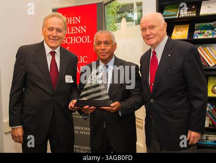 21. Juni 2012 – Washington, District of Columbia, USA – NASA-Administrator CHARLES BOLDEN, Center, erhält den John GLENN School of Public Affairs Excellence in Public Service Award, der vom ehemaligen Astronauten Senator JOHN GLENN, Right, und CHARLES WISE, Gründungsdirektor der John Glenn School of Public Affairs an der Ohio State University, im Narian Koshland Science Museum in Washington verliehen wurde. (Bild: © Paul E. Alers/NASA/ZUMAPRESS.com) Stockfoto