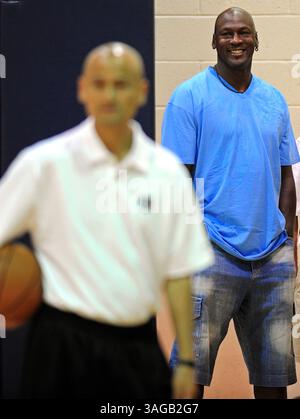 22. Juni 2012 - Charlotte, NC, USA - Charlotte Bobcats Teambesitzer Michael Jordan beobachtet Spieler in der Time Warner Cable Arena in Charlotte, North Carolina, am Freitag, den 22. Juni 2012, bei einer Schießübung hinter General Manager Rich Cho. (Bild: © Jeff SINER/Charlotte Observer/MCT/ZUMAPRESS.com) Stockfoto