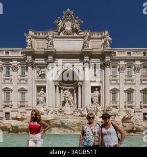 Rom, Latium, Italien, ITA - Tourismus am Trevi-Brunnen und Palazzo Poli. 13.09.2024, Rom, Latium, Italien, ITA - Tourismus am Trevi-Brunnen und Palazzo Poli. Der Trevi-Brunnen, entworfen von Nicola Salvi, wurde zwischen 1732 und 1762 erbaut und ist eine der bekanntesten Sehenswuerdigkeiten ROMs. Rom Latium Italien *** Rom, Latium, Italien, ITA Tourismus am Trevi-Brunnen und Palazzo Poli 13 09 2024, Rom, Latium, Italien, ITA Tourismus am Trevi-Brunnen und Palazzo Poli der Trevi-Brunnen, entworfen von Nicola Salvi, wurde zwischen 1732 und 1762 erbaut und ist eine der berühmtesten Sehenswürdigkeiten in Rom Stockfoto