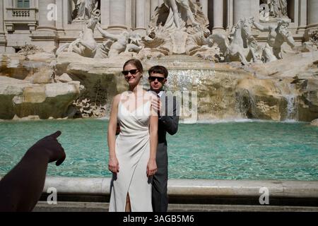 Rom, Latium, Italien, ITA - Tourismus am Trevi-Brunnen und Palazzo Poli. 13.09.2024, Rom, Latium, Italien, ITA - Tourismus am Trevi-Brunnen und Palazzo Poli. Ein Hochzeitspaar posiert vor dem Brunnen. Der Trevi-Brunnen, entworfen von Nicola Salvi, wurde zwischen 1732 und 1762 erbaut und ist eine der bekanntesten Sehenswuerdigkeiten ROMs. Rom Latium Italien *** Rom, Latium, Italien, ITA Tourismus am Trevi-Brunnen und Palazzo Poli 13 09 2024, Rom, Latium, Italien, ITA Tourismus am Trevi-Brunnen und Palazzo Poli Ein Brautpaar posiert vor dem Brunnen der Trevi-Brunnen, entworfen von NIC Stockfoto