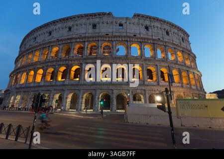 Rom, Latium, Italien, ITA - Kolosseum in der Abenddaemmerung 13.09.2021, Rom, Latium, Italien, ITA - Kolosseum in der Abenddaemmerung. Rom Latium Italien *** Rom, Latium, Italien, ITA Kolosseum in der Abenddämmerung 13 09 2021, Rom, Latium, Italien, ITA Kolosseum in der Abenddämmerung Rom Latium Italien Stockfoto