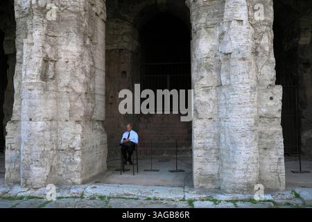 Rom, Latium, Italien, ITA - ein Wachmann sitzt am Marcellustheater 14.09.2021, Rom, Latium, Italien, ITA - ein Wachmann sitzt am Marcellustheater. Antikes Rom. Rom Latium Italien *** Rom, Latium, Italien, ITA Ein Sicherheitsbeamter sitzt im Marcellus Theater 14 09 2021, Rom, Latium, Italien, ITA Ein Sicherheitsbeamter sitzt im Marcellus Theater Ancient Rome Latium Italien Stockfoto