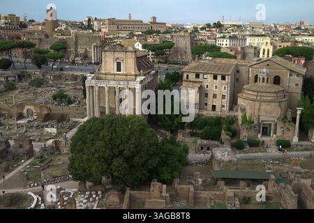 Rom, Latium, Italien, ITA - Forum Romanum 15.09.2021, Rom, Latium, Italien, ITA - Forum Romanum. Das Forum Romanum war das politische, soziale und religioese Zentrum des antiken ROMs. Tempel des Divus Iulius. Rom Latium Italien *** Rom, Latium, Italien, ITA Forum Romanum 15 09 2021, Rom, Latium, Italien, ITA Forum Romanum das Forum Romanum war das politische, soziale und religiöse Zentrum des antiken römischen Tempels Divus Iulius Rome Latium Italien Stockfoto