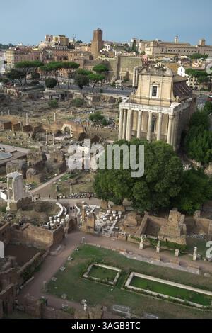 Rom, Latium, Italien, ITA - Forum Romanum 15.09.2021, Rom, Latium, Italien, ITA - Forum Romanum. Das Forum Romanum war das politische, soziale und religioese Zentrum des antiken ROMs. Tempel des Divus Iulius. Rom Latium Italien *** Rom, Latium, Italien, ITA Forum Romanum 15 09 2021, Rom, Latium, Italien, ITA Forum Romanum das Forum Romanum war das politische, soziale und religiöse Zentrum des antiken römischen Tempels Divus Iulius Rome Latium Italien Stockfoto