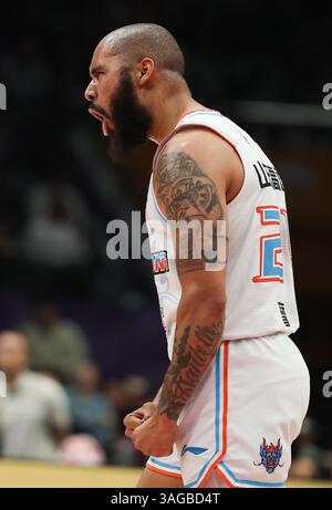 Peking, China. April 2025. Dallas Moore von Shandong Heroes feiert das Scoring während des Spiels der 1. Runde im Playoff zwischen den Königlichen Kämpferinnen und den Shandong Heroes in der Saison 2024-2025 der chinesischen Basketball Association (CBA) Liga in Peking, China, am 8. April 2025. Quelle: Wang Kaiyan/Xinhua/Alamy Live News Stockfoto