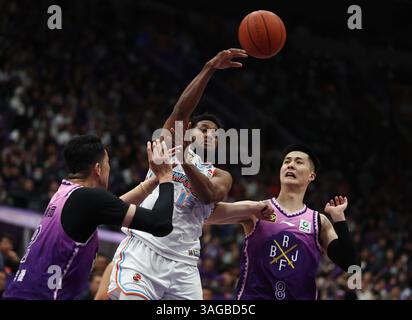 Peking, China. April 2025. Jarmar Gulley (TOP) von Shandong Heroes übergibt den Ball während des Spiels der 1. Runde im Playoff zwischen den Königlichen Kämpferinnen und Shandong Heroes in der Saison 2024-2025 der chinesischen Basketball Association (CBA) Liga in Peking, China, 8. April 2025. Quelle: Wang Kaiyan/Xinhua/Alamy Live News Stockfoto