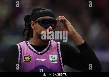 Peking, China. April 2025. Jared Sullinger von Beijing Royal Fighters reagiert während des Play-off-Spiels zwischen Beijing Royal Fighters und Shandong Heroes in der Saison 2024-2025 der chinesischen Basketball Association (CBA) Liga in Peking, China, 8. April 2025. Quelle: Wang Kaiyan/Xinhua/Alamy Live News Stockfoto