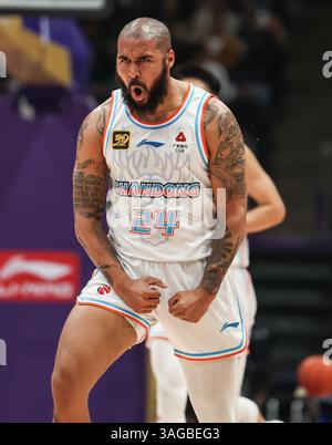 Peking, China. April 2025. Dallas Moore von Shandong Heroes feiert das Scoring während des Spiels der 1. Runde im Playoff zwischen den Königlichen Kämpferinnen und den Shandong Heroes in der Saison 2024-2025 der chinesischen Basketball Association (CBA) Liga in Peking, China, am 8. April 2025. Quelle: Wang Kaiyan/Xinhua/Alamy Live News Stockfoto