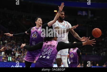 Peking, China. April 2025. Marquese Chriss (TOP R) von Shandong Heroes übergibt den Ball während des Spiels der 1. Runde im Playoff zwischen den Königlichen Kämpferinnen und Shandong Heroes in der Saison 2024-2025 der chinesischen Basketball Association (CBA) Liga in Peking, China, 8. April 2025. Quelle: Wang Kaiyan/Xinhua/Alamy Live News Stockfoto