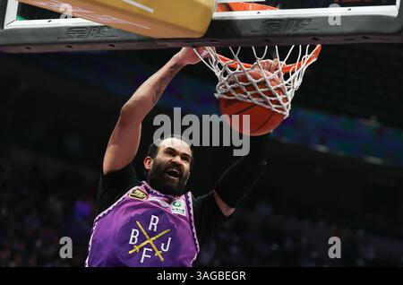 Peking, China. April 2025. Grant Riller von Beijing Royal Fighters dunks während des Play-off-Spiels zwischen Beijing Royal Fighters und Shandong Heroes in der Saison 2024-2025 der chinesischen Basketball Association (CBA) Liga in Peking, China, 8. April 2025. Quelle: Wang Kaiyan/Xinhua/Alamy Live News Stockfoto