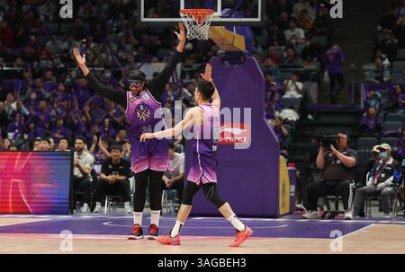 Peking, China. April 2025. Jared Sullinger (L) von Peking Royal Fighters feiert mit Teamkollege Liu Xiaoyu während des Play-off-Spiels in der 1. Runde zwischen Peking Royal Fighters und Shandong Heroes in der Saison 2024-2025 der chinesischen Basketball Association (CBA) Liga in Peking, China, 8. April 2025. Quelle: Wang Kaiyan/Xinhua/Alamy Live News Stockfoto