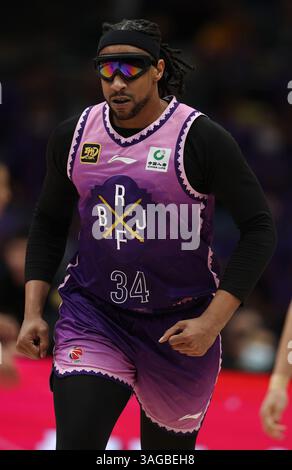 Peking, China. April 2025. Jared Sullinger von Beijing Royal Fighters reagiert während des Play-off-Spiels zwischen Beijing Royal Fighters und Shandong Heroes in der Saison 2024-2025 der chinesischen Basketball Association (CBA) Liga in Peking, China, 8. April 2025. Quelle: Wang Kaiyan/Xinhua/Alamy Live News Stockfoto