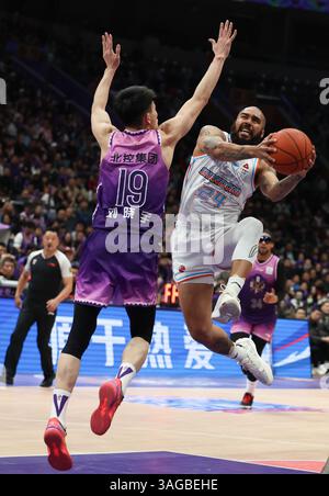 Peking, China. April 2025. Dallas Moore (R) von Shandong Heroes geht in der 1. Runde des Playoff-Spiels zwischen Beijing Royal Fighters und Shandong Heroes in der Saison 2024-2025 der chinesischen Basketball Association (CBA) Liga in Peking, China, am 8. April 2025. Quelle: Wang Kaiyan/Xinhua/Alamy Live News Stockfoto