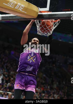 Peking, China. April 2025. Grant Riller von Beijing Royal Fighters dunks während des Play-off-Spiels zwischen Beijing Royal Fighters und Shandong Heroes in der Saison 2024-2025 der chinesischen Basketball Association (CBA) Liga in Peking, China, 8. April 2025. Quelle: Wang Kaiyan/Xinhua/Alamy Live News Stockfoto