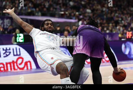 Peking, China. April 2025. Marquese Chriss (L) von Shandong Heroes streitet mit Jared Sullinger von Beijing Royal Fighters während des Play-off-Spiels in der 1. Runde zwischen Beijing Royal Fighters und Shandong Heroes in der Saison 2024-2025 der chinesischen Basketball Association (CBA) Liga in Peking, China, 8. April 2025. Quelle: Wang Kaiyan/Xinhua/Alamy Live News Stockfoto