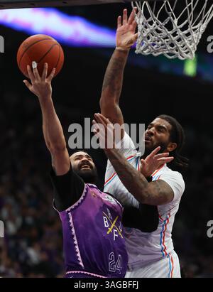 Peking, China. April 2025. Grant Riller (L) von Peking Royal Fighters macht einen Lay-up gegen Marquese Chriss von Shandong Heroes während des Play-off-Spiels in der 1. Runde zwischen Peking Royal Fighters und Shandong Heroes in der Saison 2024-2025 der chinesischen Basketball Association (CBA) Liga in Peking, China, 8. April 2025. Quelle: Wang Kaiyan/Xinhua/Alamy Live News Stockfoto