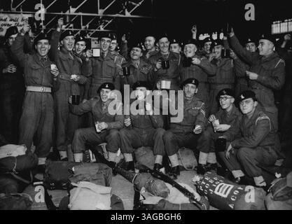 Die Norvolks in Korea jubeln -- Unteroffiziere und Privatsoldaten des 1. Bataillons, das Royal Norfolk Regiment, geben einen Applaus, während sie Tee am Quayside in Southampton trinken, heute Abend, den 29. August, bevor sie sich auf das Truppenschiff Empire Orwell begeben. Morgen segeln sie unter dem Kommando von Oberstleutnant J.H.R. Orlebar, um eine Infanterieeinheit der 29. Brigade zu ersetzen, die in Korea dient. August 1951. (Foto von (Foto von zugehörigem Pressefoto). Stockfoto