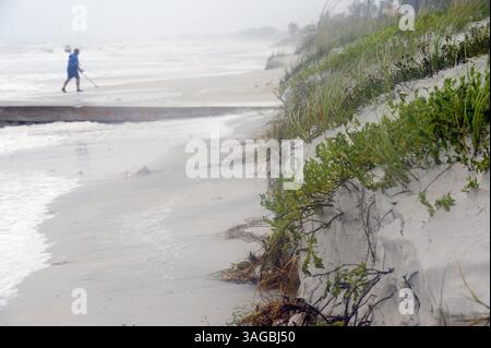 26. Juni 2012 - Anna Maria Island, FL, USA - am Bradenton Beach ist nach dem tropischen Sturm Debby's Wind and Regens am Dienstag, 26. Juni 2012 eine frische Erosion des Strandes zu beobachten. (Kreditbild: © Tiffany Tompkins-Condie/Bradenton Herald/MCT/ZUMAPRESS.com) Stockfoto