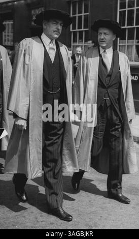 Acheson und Butler erhalten Oxford-Abschlüsse: Mr. Dean Acheson, amerikanischer Staatssekretär - jetzt in Großbritannien für Gespräche über die internationale Situation war einer der sieben Distinguished People, die heute (Mittwoch) Ehrenabschlüsse an der Encaenia im Sheldonian Theatre der Universität Oxford erhalten haben. Das Bild zeigt: Herr Dean Acheson (links) und der britische Finanzkanzler R.A. Butler in ihren Gewändern bei der Prozession zum Sheldonian Theater heute. Beide erhielten die Ehrendoktorwürde eines Doktors des Zivilrechts. Juni 1952. (Foto von Reuterphoto) Stockfoto