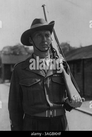 Warrast Officer John Day, der vor 40 Jahren in Westminster geboren wurde, ist zurück in England und wird morgen eines seiner größten Ambitionen verwirklichen. Er wird einer der 54 Australier sein, die als Wache im Buckingham Palace ausgewählt wurden. Mai 1953. (Foto im Bild des Vertrags für tägliche Post). Stockfoto