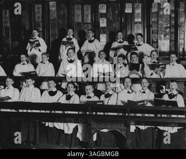 Am Donnerstag singen drei Chöre bei der Hochzeitsfeier des Duke of Kent und der Prinzessin Marine: Westminster Chor, St. George's Chor, Windsor und der Savoy Chapel Chor. Alle Jungs üben jetzt hart für diesen wichtigen Anlass und hier sind die Jungs von St. George's Choir, Windsor. Januar 1935. (Foto von Keystone View Company). Stockfoto