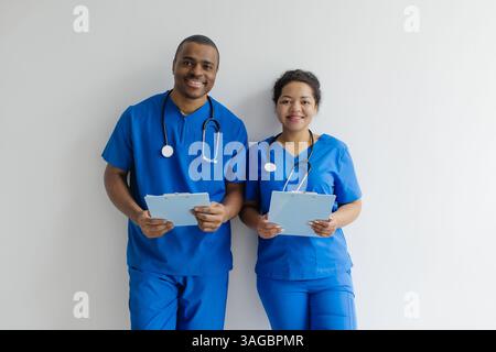 Porträt lächelnder afroamerikanischer Ärztinnen und Ärztinnen in blauem Peeling Stockfoto