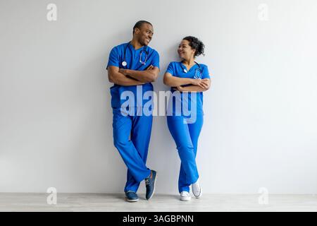 Schwarze Ärztin und Ärztin, die sich gegenseitig anlächeln Stockfoto
