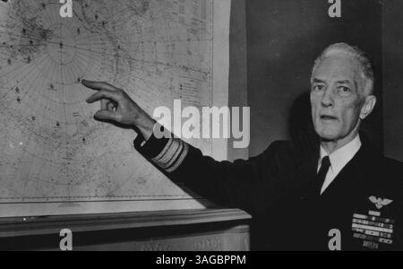 Dieses Mal sagt er, es könnte bleiben - Konteradmiral Richard E. Byrd benutzt heute eine Karte, um mit Reportern über die neue Expedition der Marine in die Antarktis zu sprechen. Er sagt, dass die neuen Stützpunkte dort wahrscheinlich den Beginn einer ständigen Einrichtung darstellen werden, in der bis zu 500 Personen stationiert sein werden. Byrd, der morgen auf seiner fünften Expedition auf den Grund der Welt aufbrechen soll, ist auch ein Veteran von zwei Nordpolreisen. November 1955. (Foto von AP Wirephoto). Stockfoto